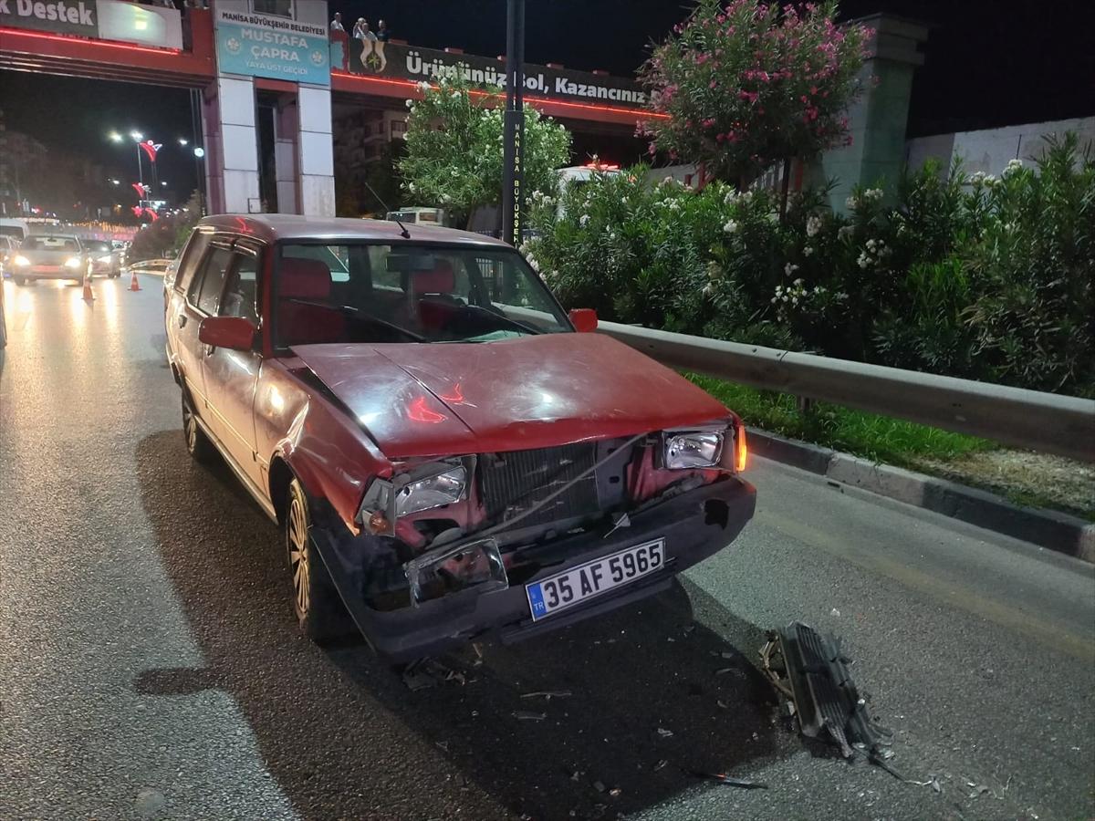 Manisa'da otomobil 3 araca çarptı, 10 kişi yaralandı