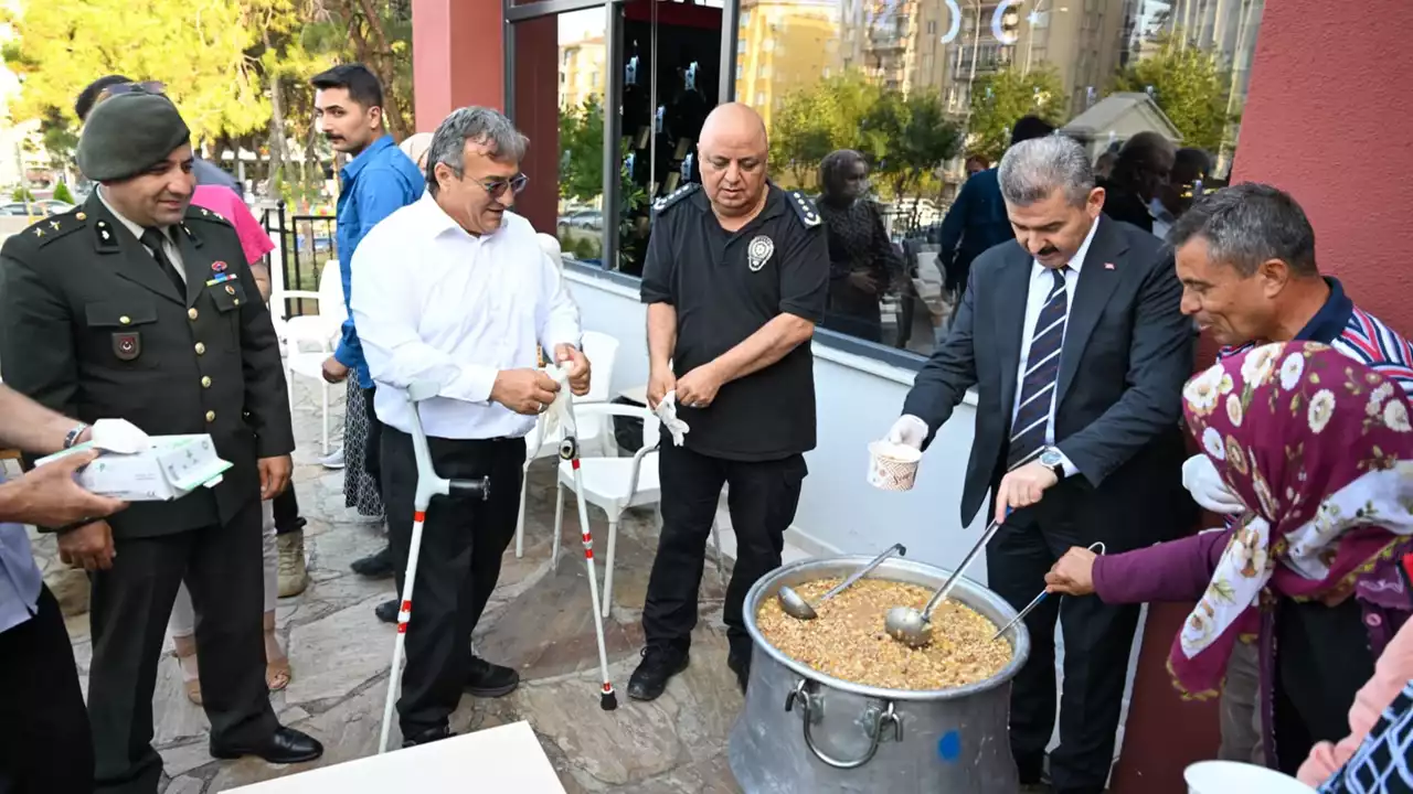 Uşak Valisi Ergün Şehit Aileleri İle Aşure Dağıttı