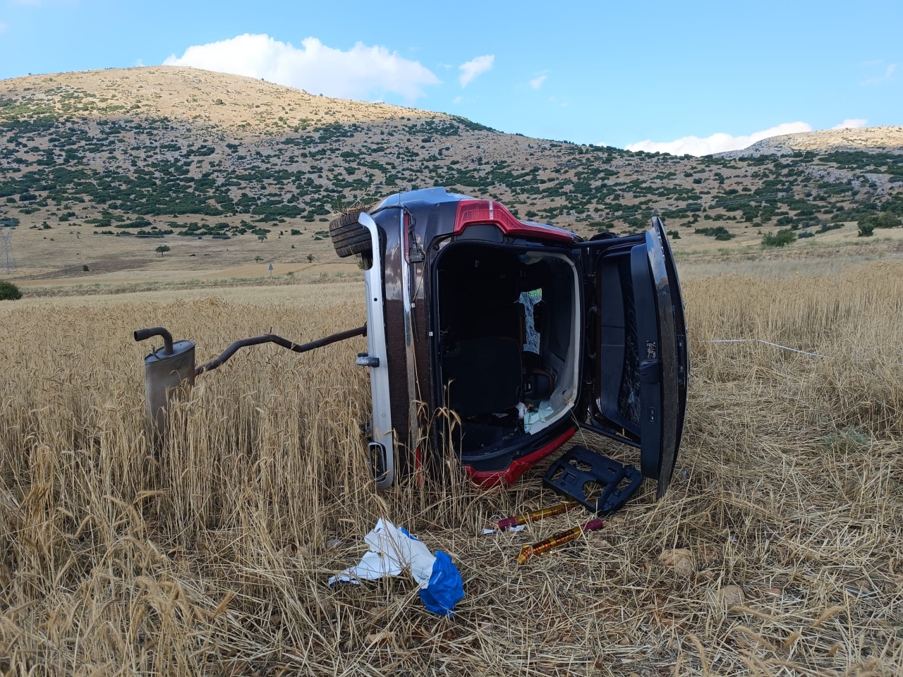 Afyonkarahisar'da tarlaya devrilen otomobildeki 5 kişi yaralandı