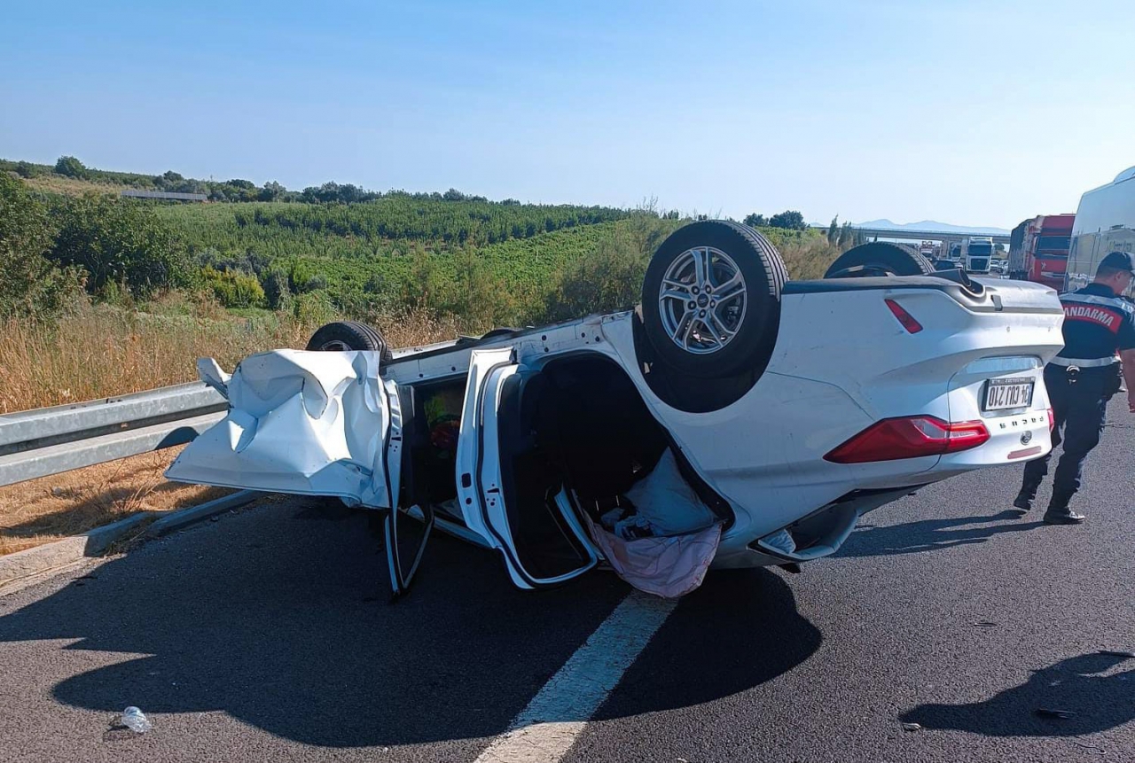 Manisa'da 2 otomobilin çarpışması sonucu 5 kişi yaralandı