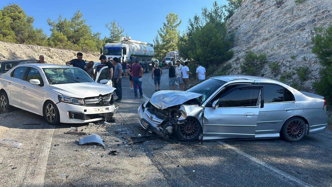 Uşak’ta İki Araç Çarpıştı: 5 Yaralı