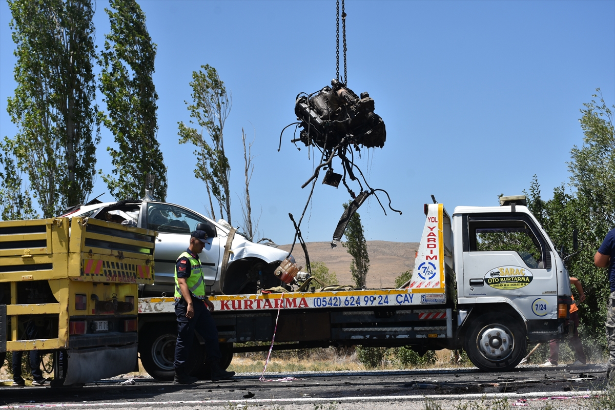 Afyonkarahisar'da tırla çarpışan otomobilde çarpıştı: 3 kişi öldü