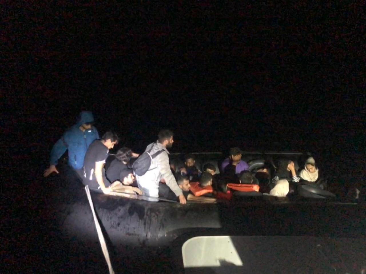 İzmir açıklarında 35 düzensiz göçmen yakalandı