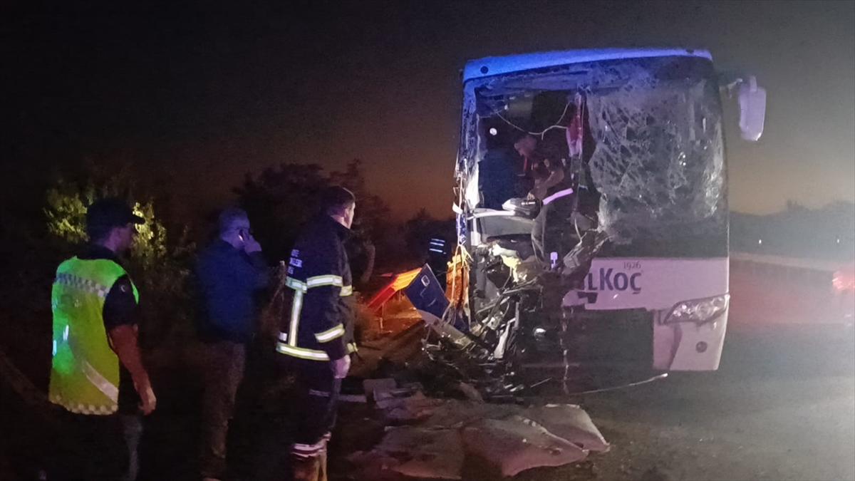 Afyonkarahisar'da yolcu otobüsüyle kamyonun çarpıştığı kazada 1 kişi öldü, 9 kişi yaralandı