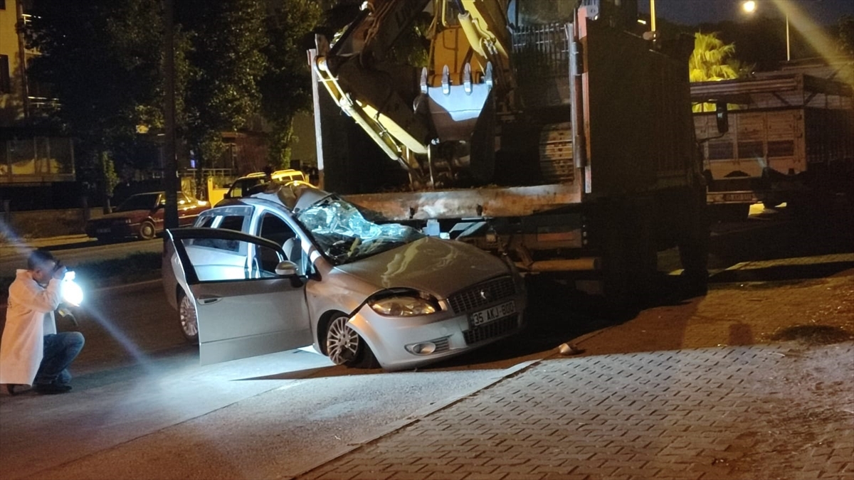 İzmir'de park halindeki kamyona çarpan otomobildeki 4 kişi yaralandı