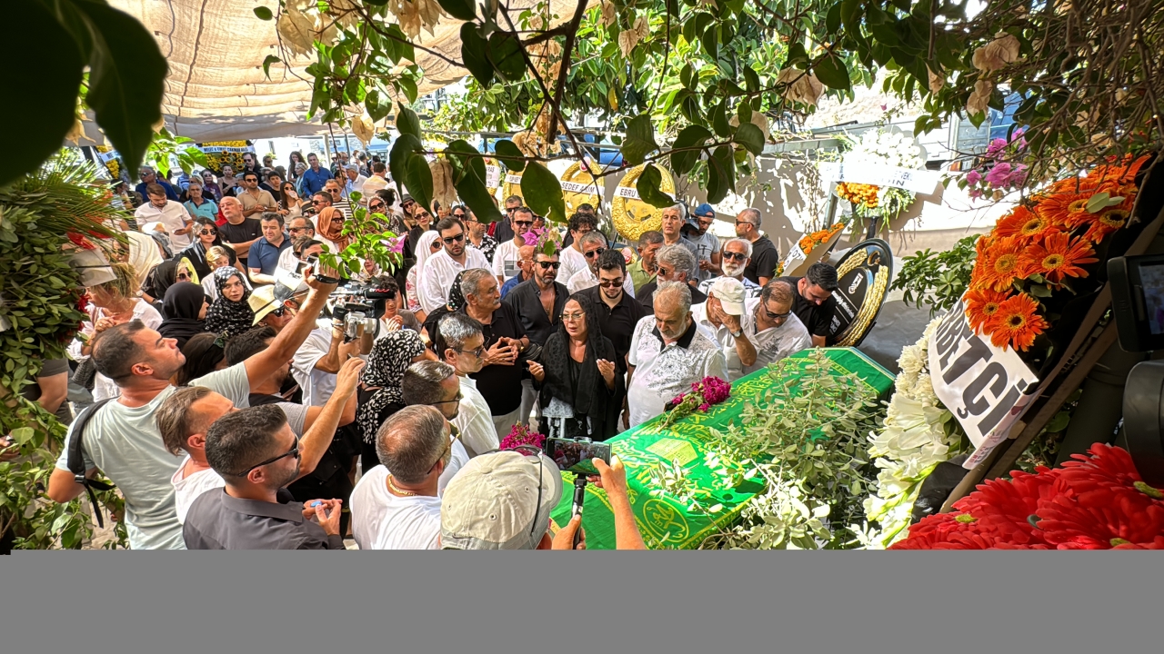Sanatçı Safiye Soyman'ın vefat eden oğlu Harun Akaröz Bodrum'da toprağa verildi