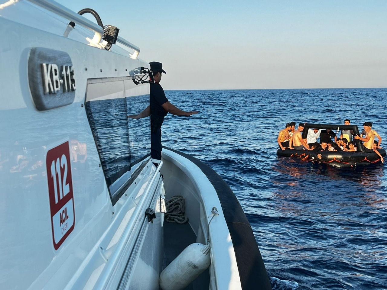 Yunanistan unsurlarınca geri itilen 25 göçmen, Marmaris sularında kurtarıldı