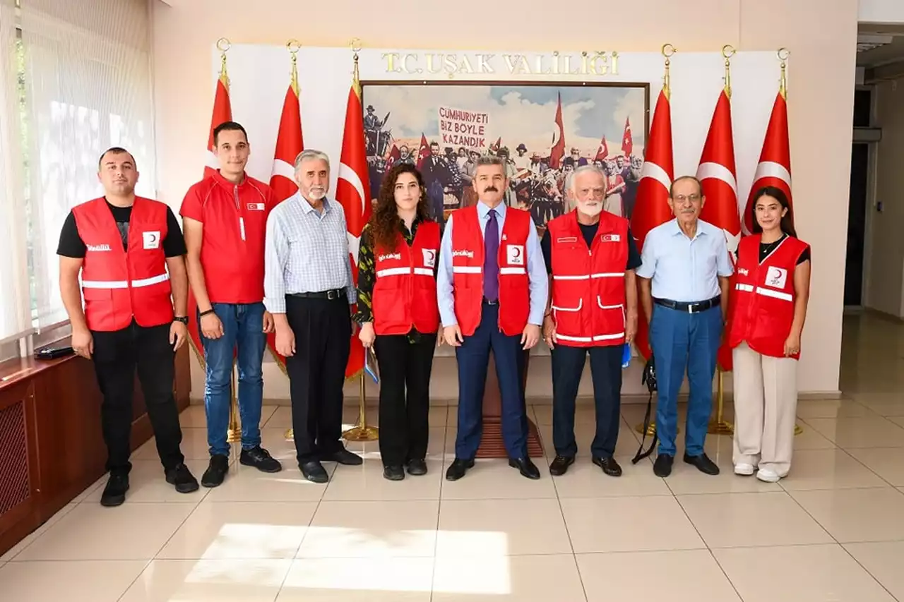 Vali Ergün Kızılay Ekibini Makamında Kabul Etti