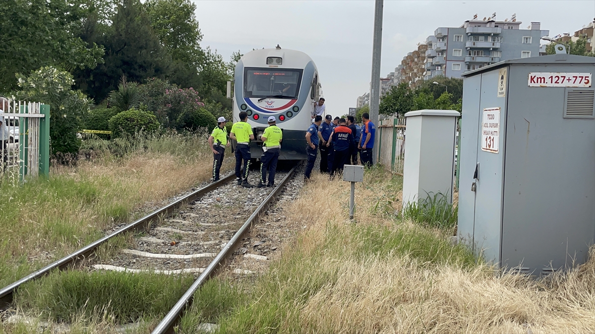 Turgutlu'da trenin çarptığı 2 kişi yaralandı