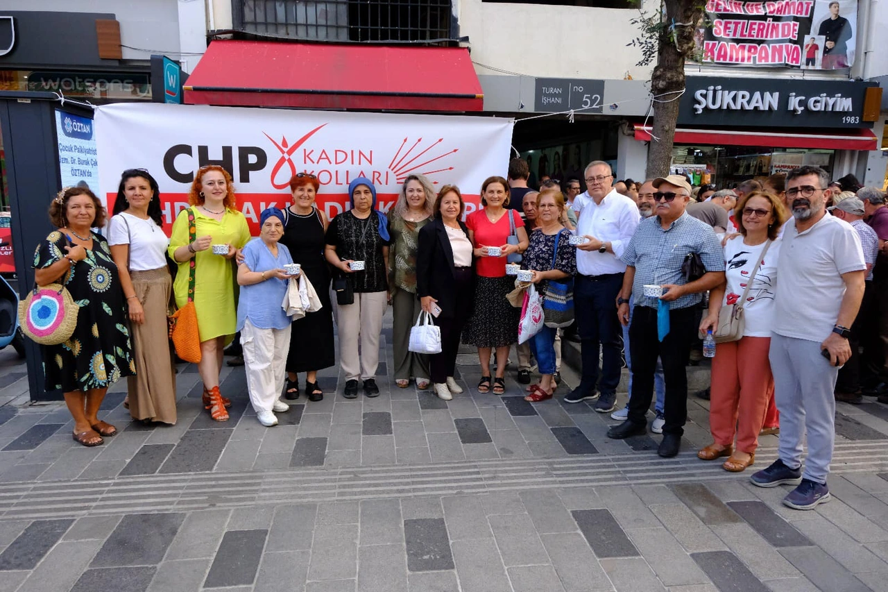 CHP Uşak İsmetpaşa'da Aşure Dağıttı