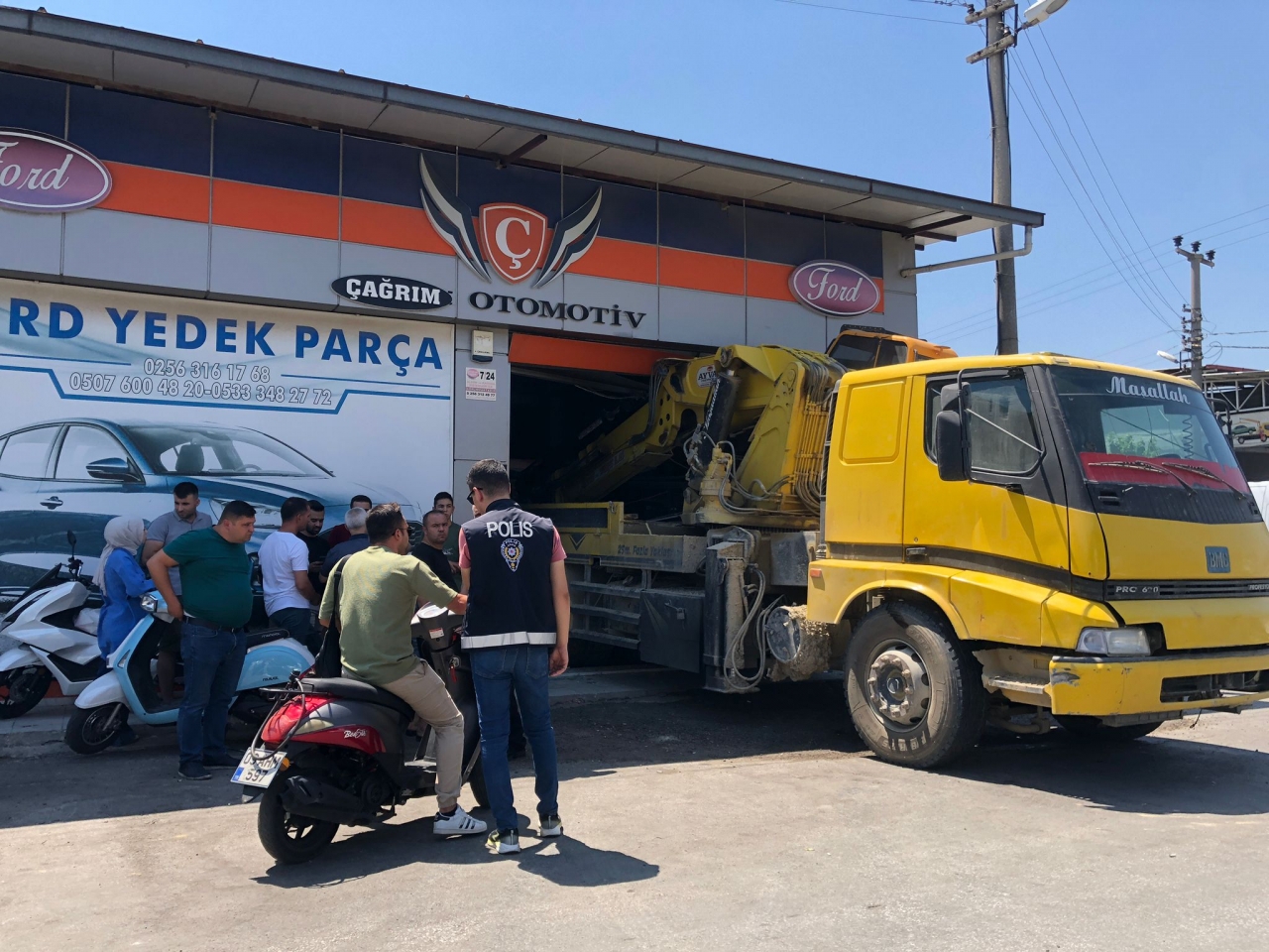 Aydın'da freni boşalan vinç iş yerine girdi
