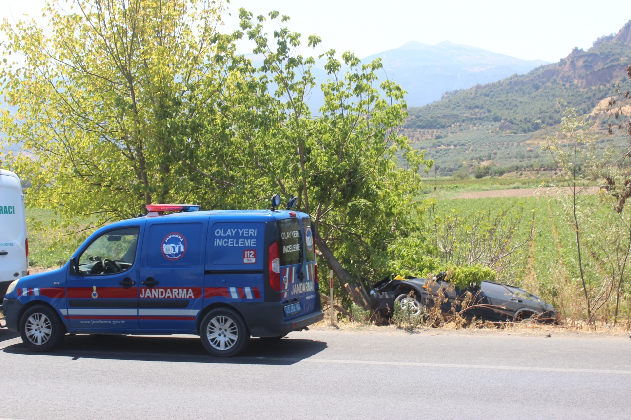 Manisa'da otomobil ağaca çarptı, Cevdet Gaga ve eşi Fahriye Gaga öldü