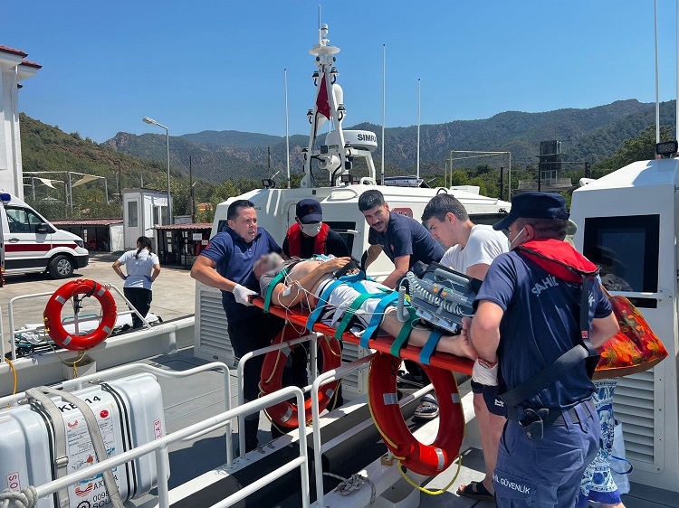 Marmaris açıklarında denizde rahatsızlanan 2 kişiye tıbbi tahliye