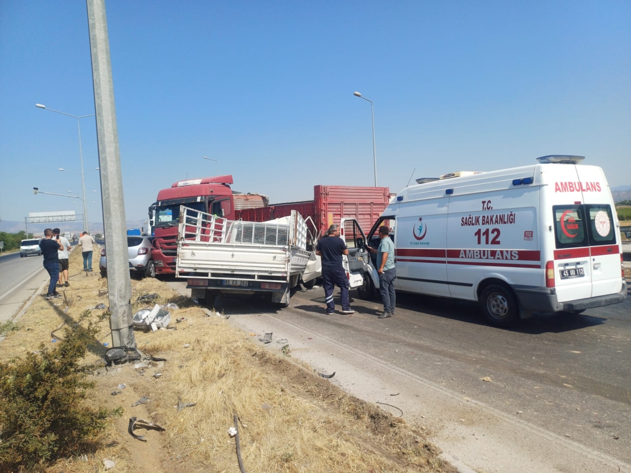 Manisa'da zincirleme trafik kazasında 3 kişi yaralandı
