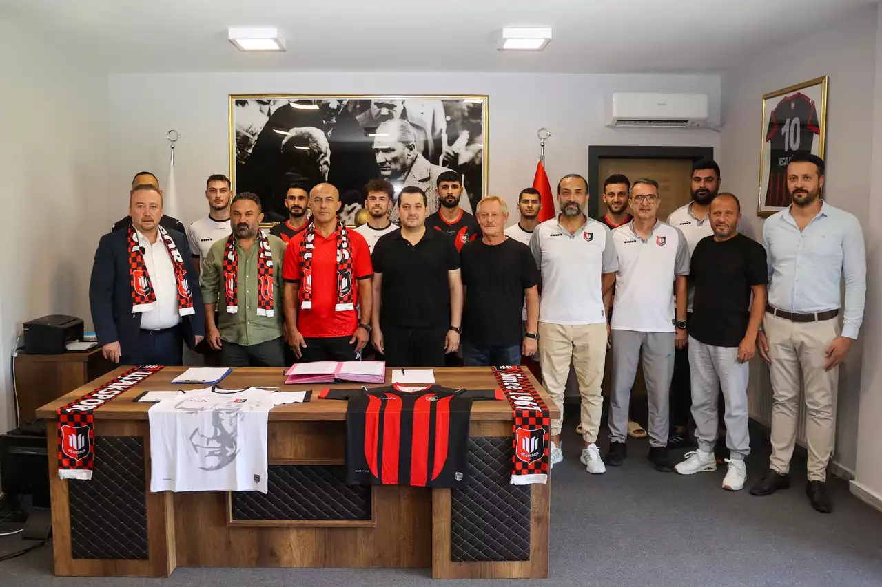Uşakspor Futbolcularına İmzayı Attırdı