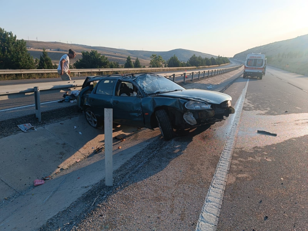 Afyonkarahisar'da refüje devrilen otomobildeki 3 kişi yaralandı