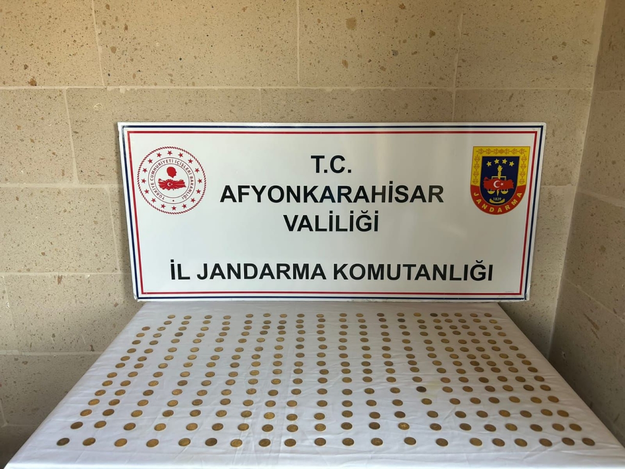 Afyonkarahisar'da otomobilde 299 sikke ele geçirildi