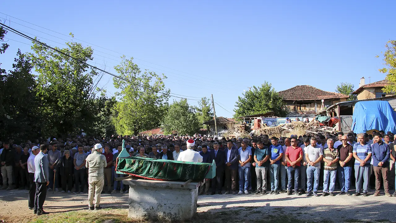 Kütahya'da düğün gecesi trafik kazasında ölen Mustafa Özer ile eşi Havva Nur Özer'un cenazeleri defnedildi