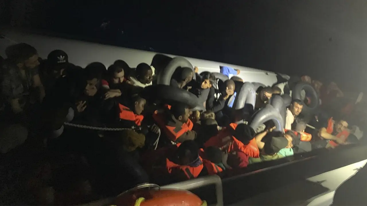 Çeşme açıklarında batan bottaki düzensiz göçmenler kurtarıldı