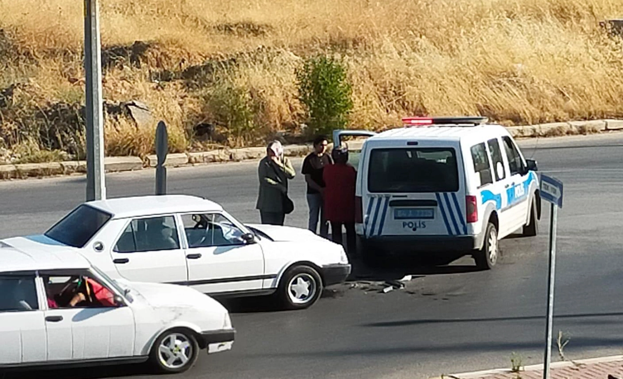 Uşak'ta Kadın Sürücü Polis Aracına Çarptı