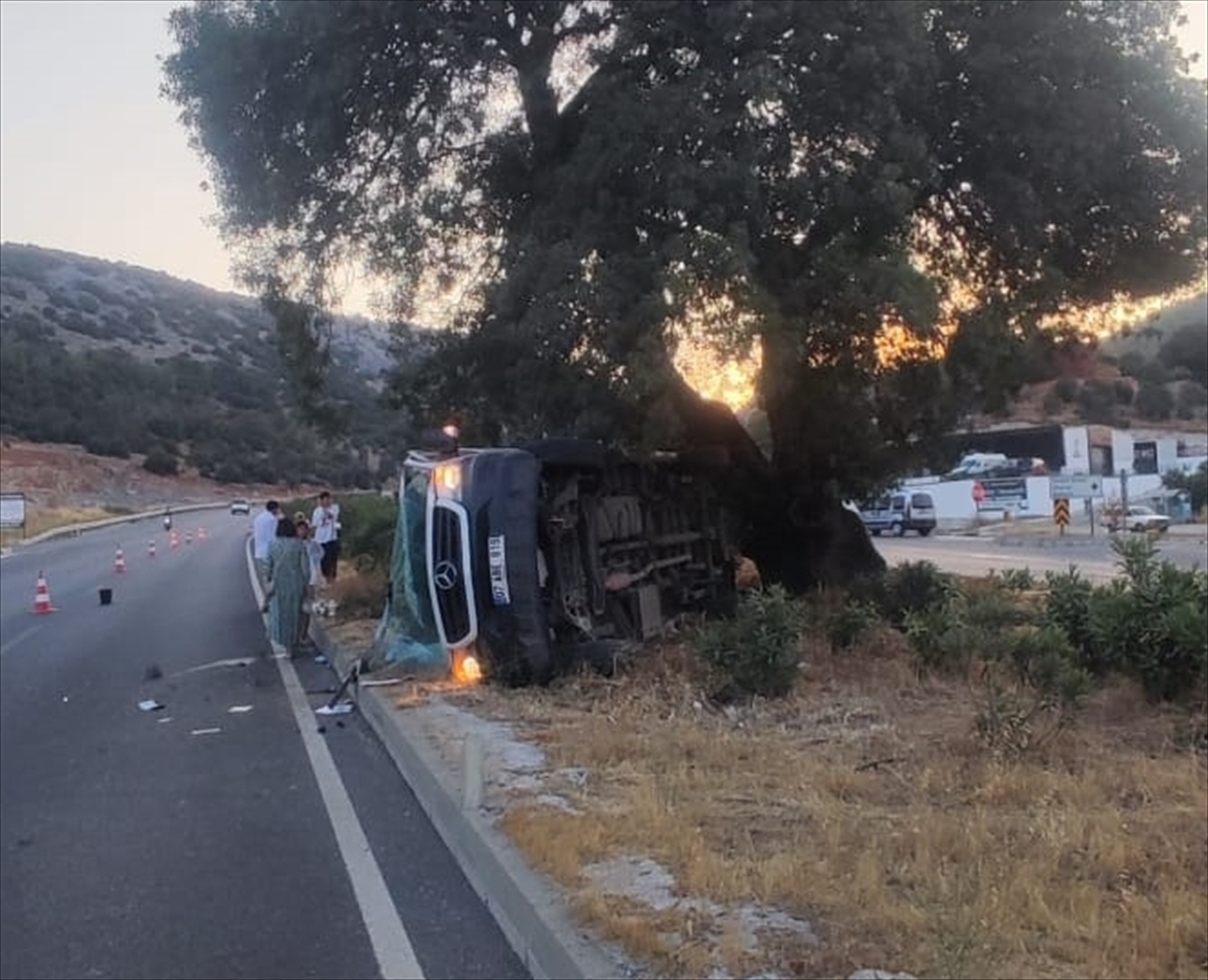 Muğla'da çekici ile tur minibüsünün çarpıştığı kazada 6 turist yaralandı
