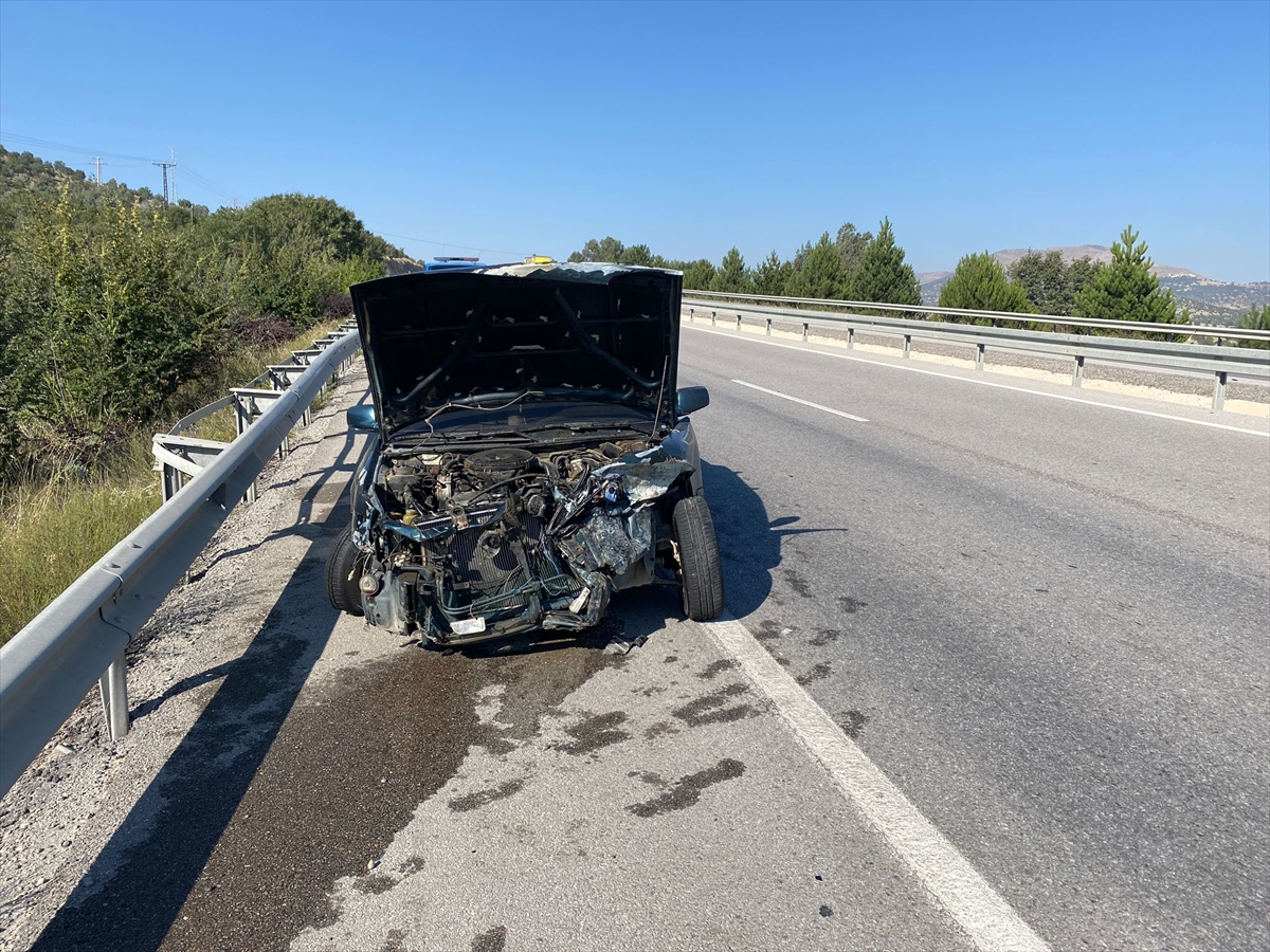 Afyonkarahisar'da refüje çarpan otomobildeki 4 kişi yaralandı