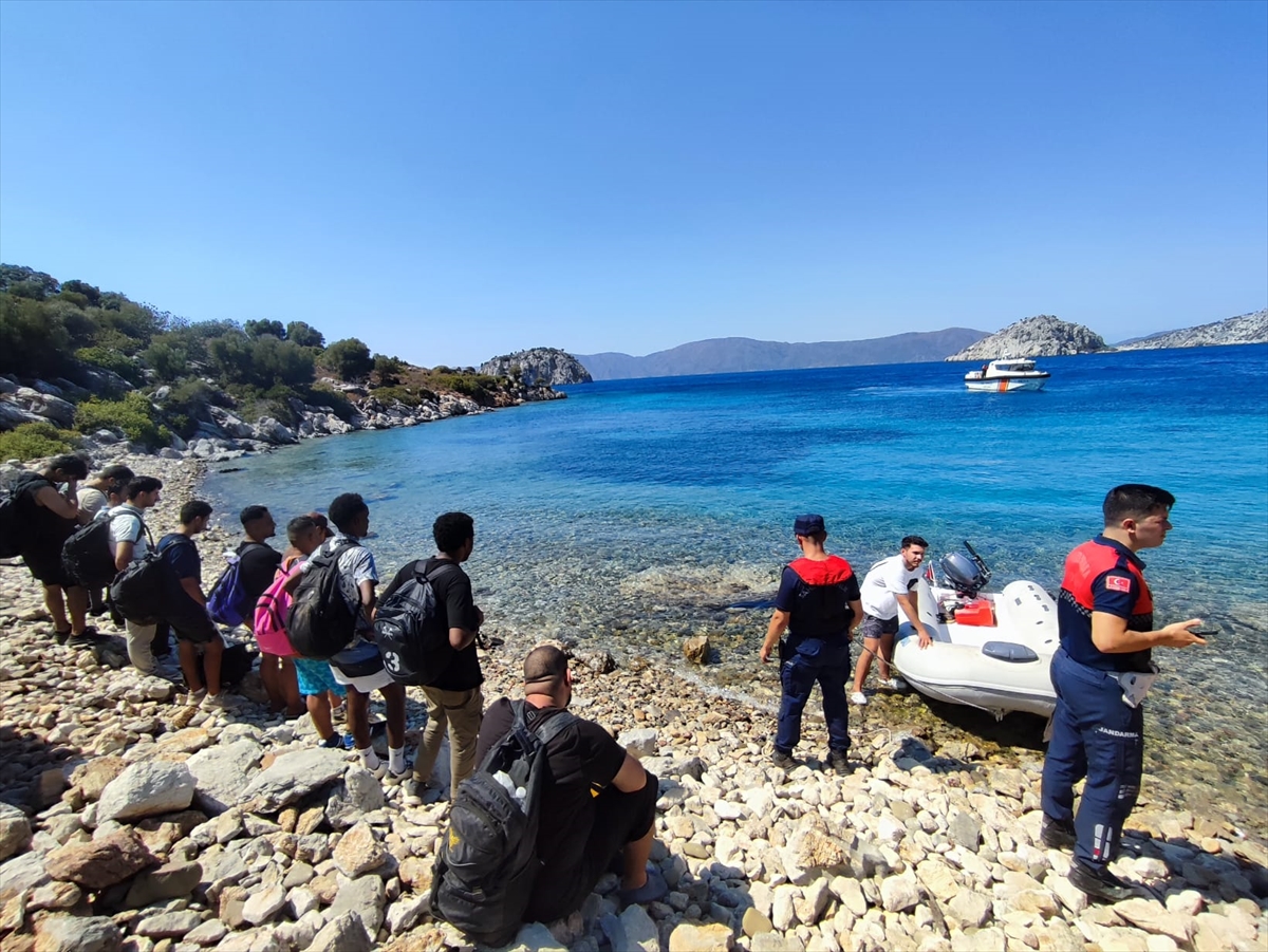 Marmaris'te bir koyda 13 düzensiz göçmen yakalandı