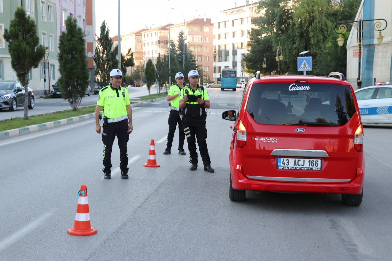 Kütahya'da uyuşturucu etkisinde araç kullananlar polisin takibinden kaçamıyor