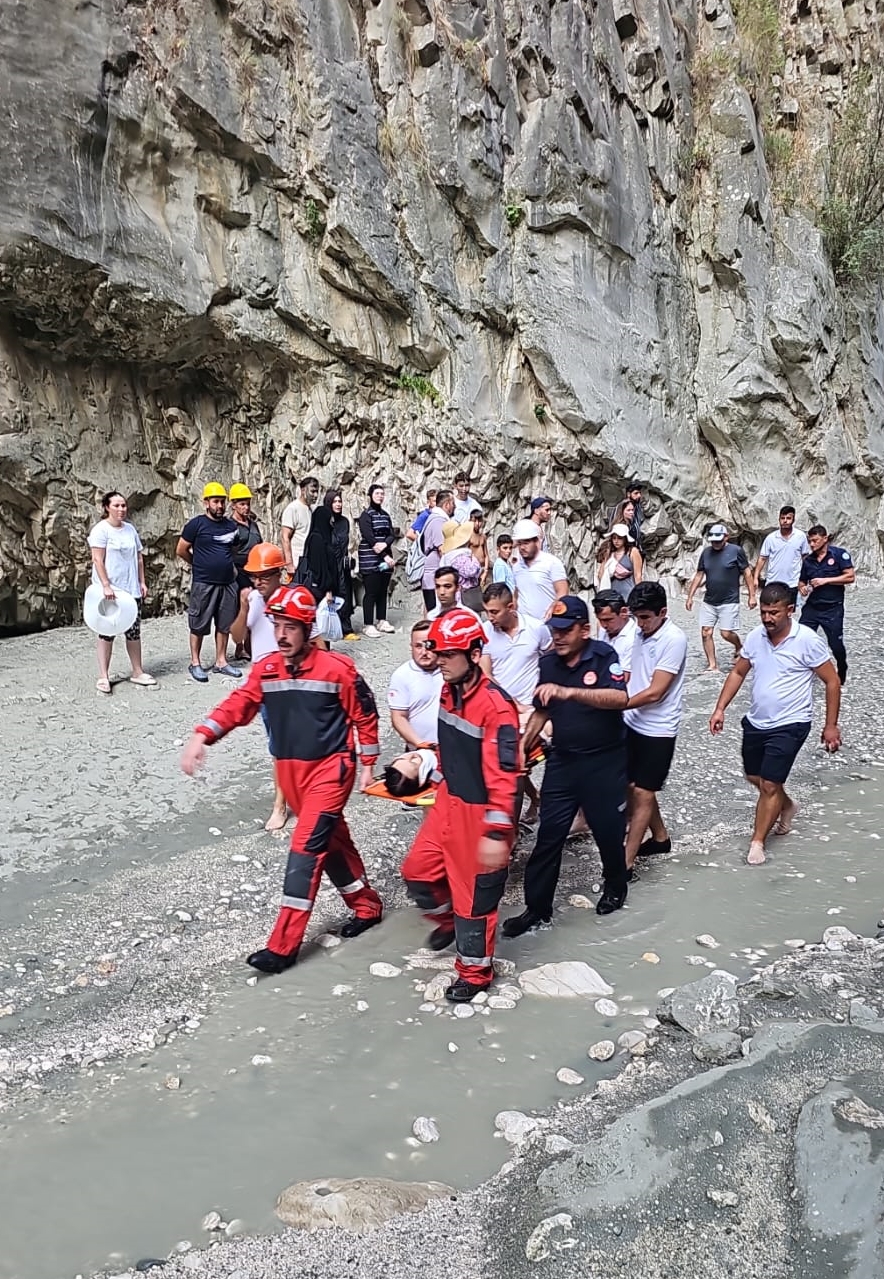 Saklıkent Kanyonu’nda üzerine taş düşen 2 Rus turist yaralandı