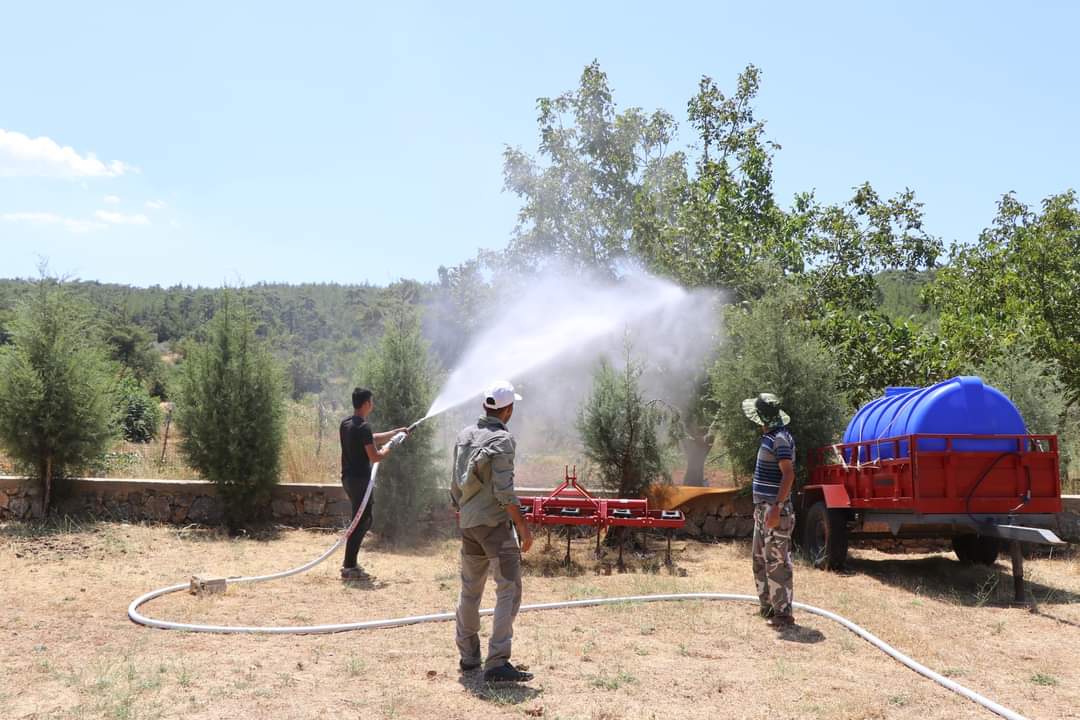 Muğla'da mahalle sakinleri sulama tankerlerini yangınla mücadele aracına dönüştürdü