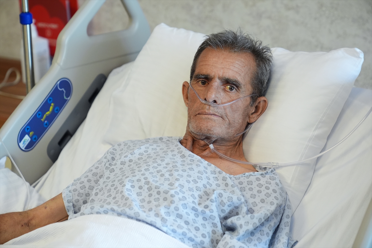 İzmir'de hastaya aynı ameliyatta hem stent hem de kalp pili takıldı