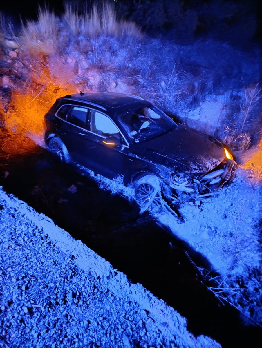 Afyonkarahisar'da şarampole devrilen otomobildeki 5 kişi yaralandı