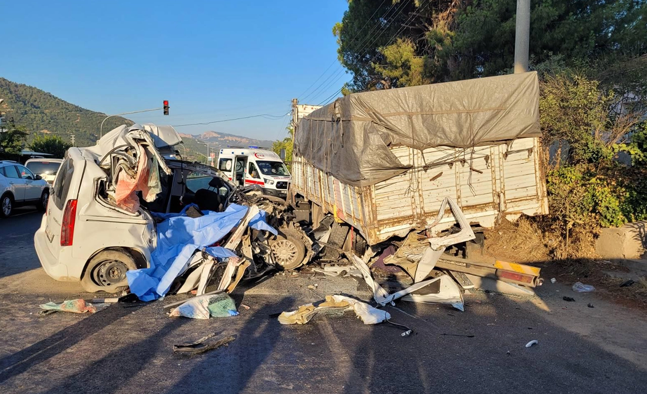 Uşak-İzmir Karayolunda Katliam Gibi Kaza; "4 Ölü, 3  Ağır Yaralı"