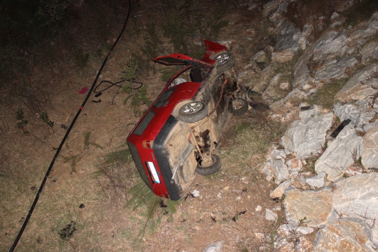 İzmir'de dere yatağına yuvarlanan otomobildeki 6 kişi yaralandı