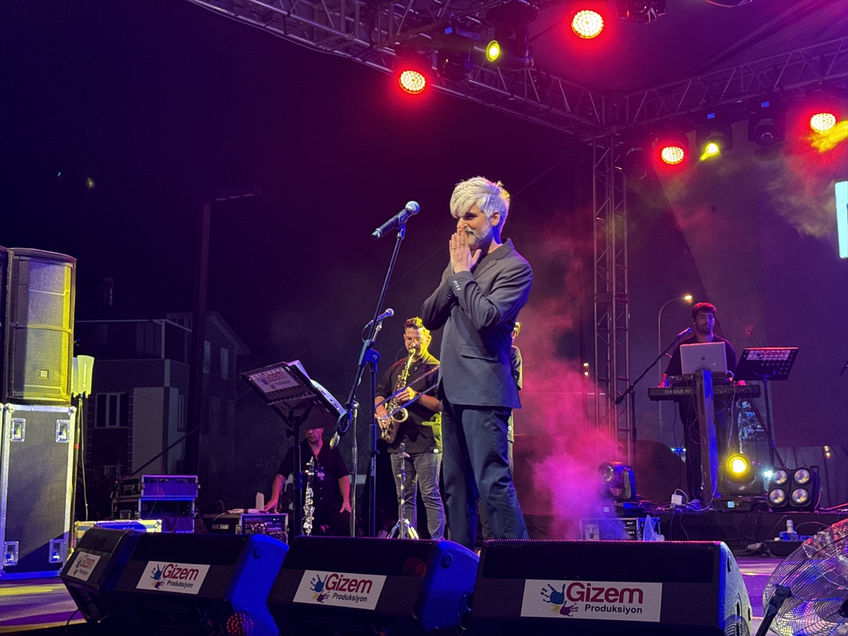Şarkıcı Manuş Baba Afyonkarahisar'da konser verdi