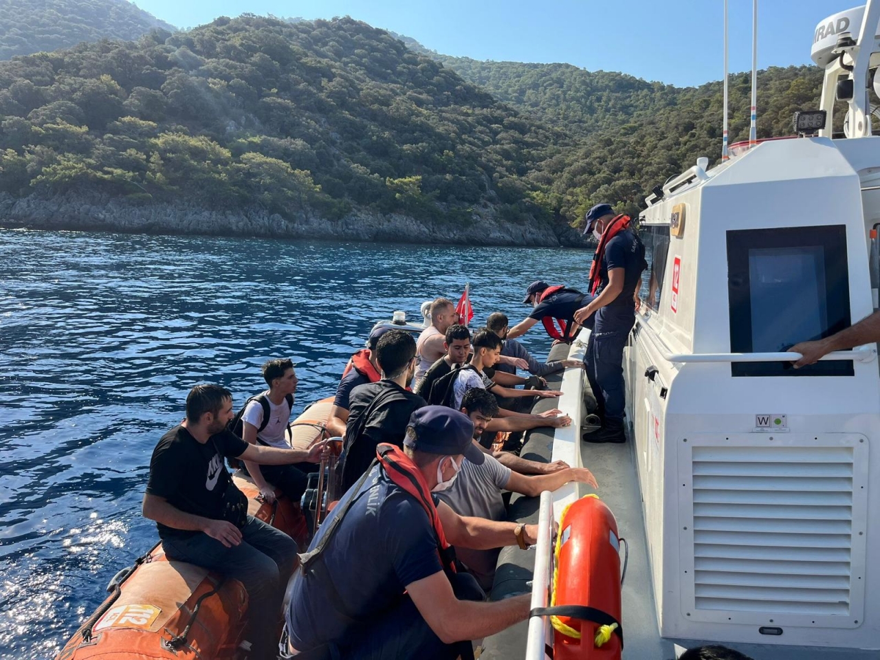 Fethiye'de bir koyda 60 düzensiz göçmen yakalandı