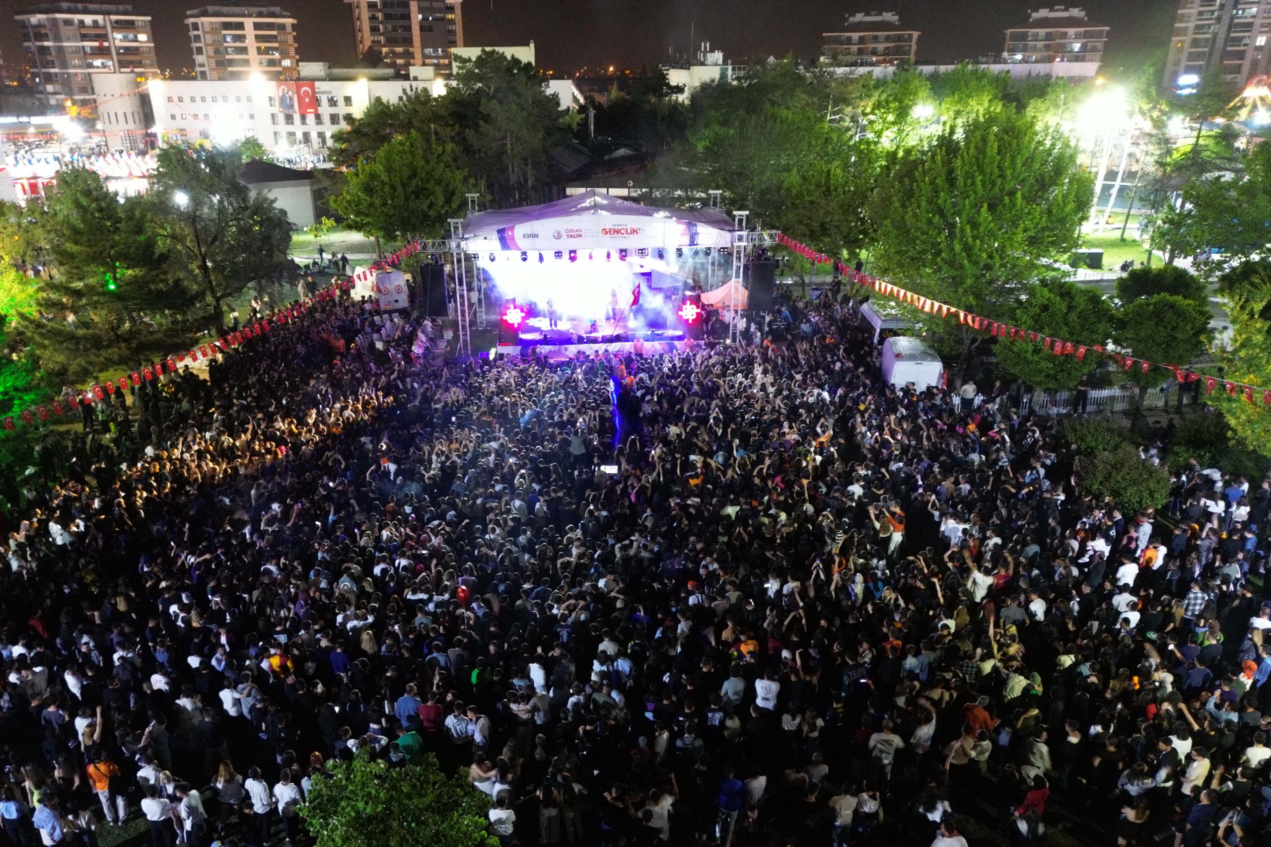 Sanatçı Öykü Gürman Afyonkarahisar'da konser verdi