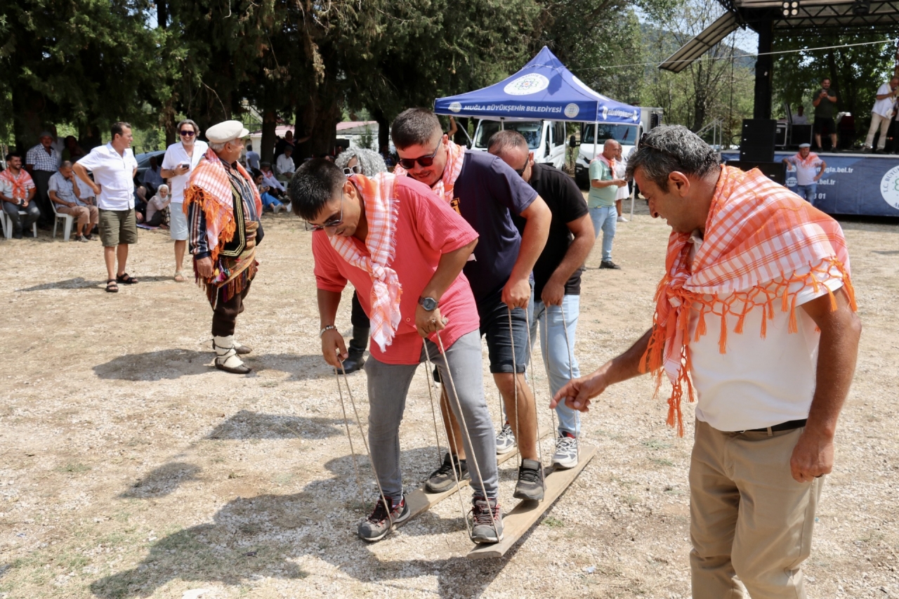 Fethiye'de "Geçmişten Günümüze Yörük Oyunları Şenliği" yapıldı