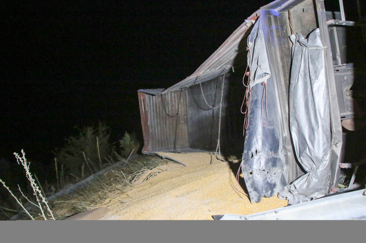 Uşak'ta Mısır Yüklü TIR Devrildi: 1 Yaralı