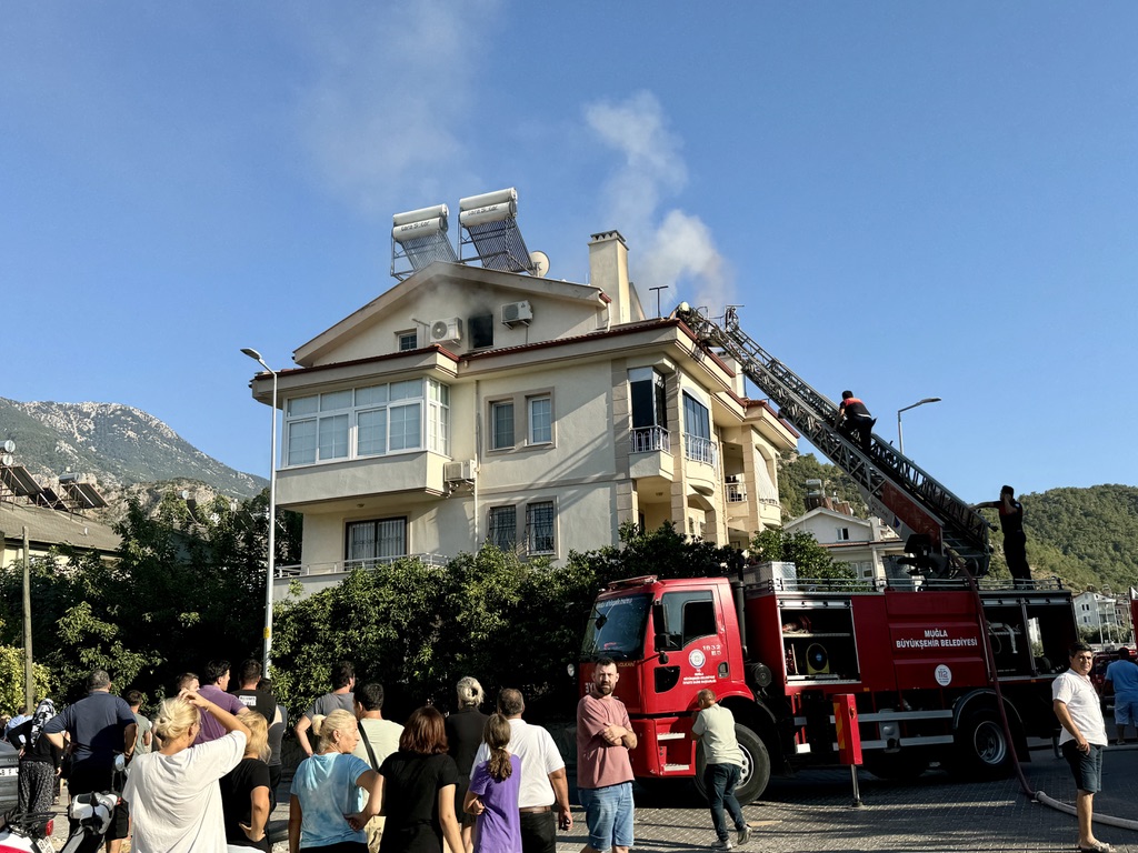 Muğla'da çıkan yangında apartman dairesi kullanılamaz hale geldi