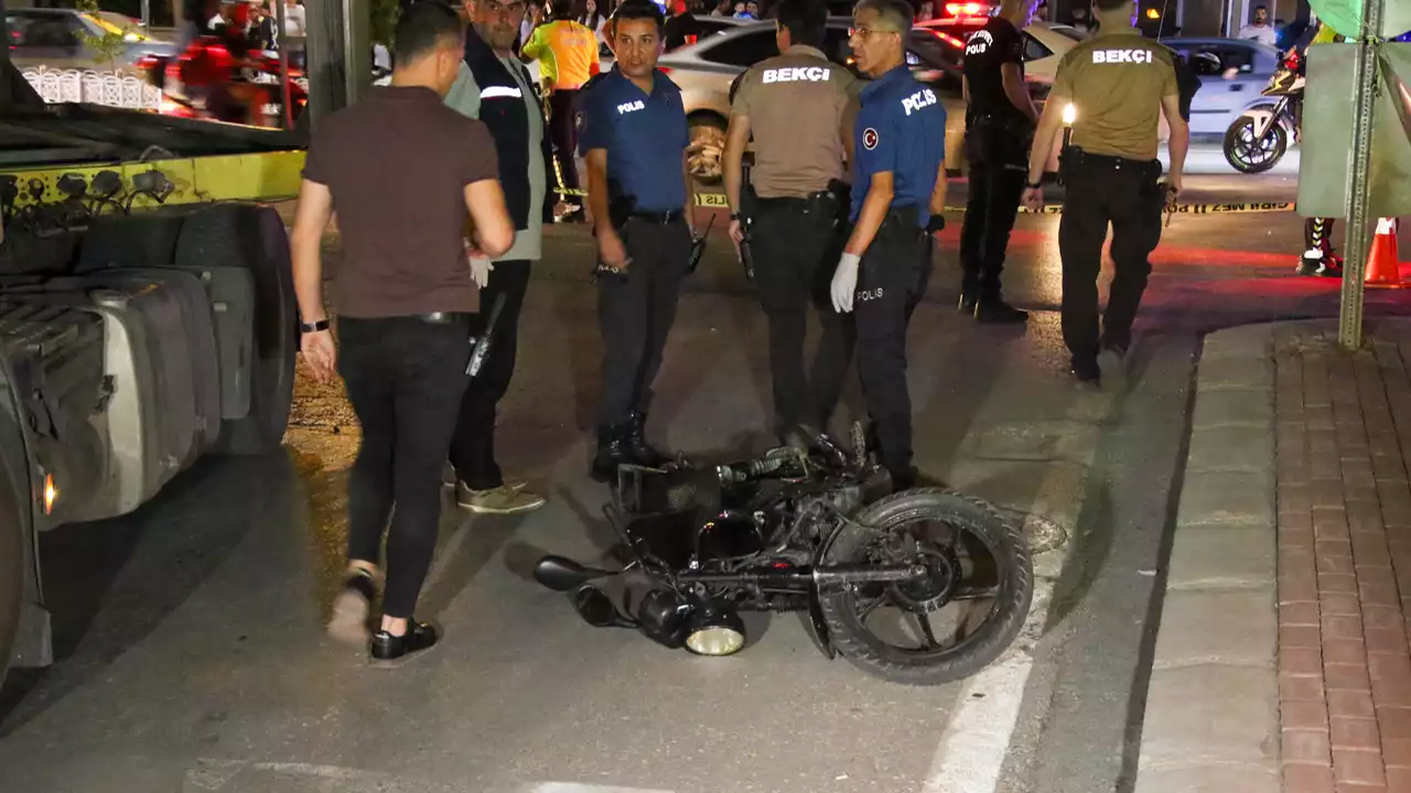 Uşak'ta TIR, Motorsikletle Çarpıştı: 1 Ölü