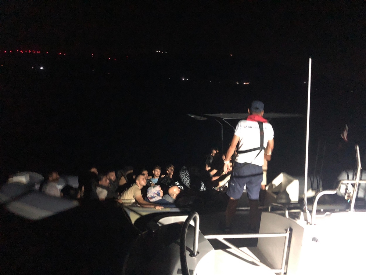 İzmir açıklarında 16 düzensiz göçmen kurtarıldı, 52 göçmen yakalandı
