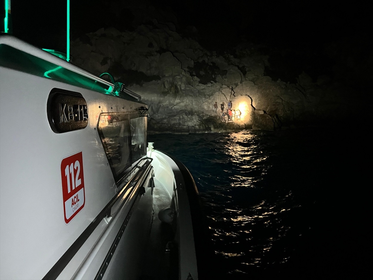 Muğla'da 30 düzensiz göçmen kurtarıldı, 21 göçmen yakalandı