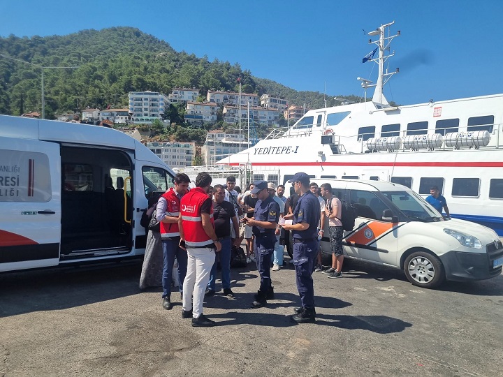 Fethiye'de feribotta 17 düzensiz göçmen yakalandı
