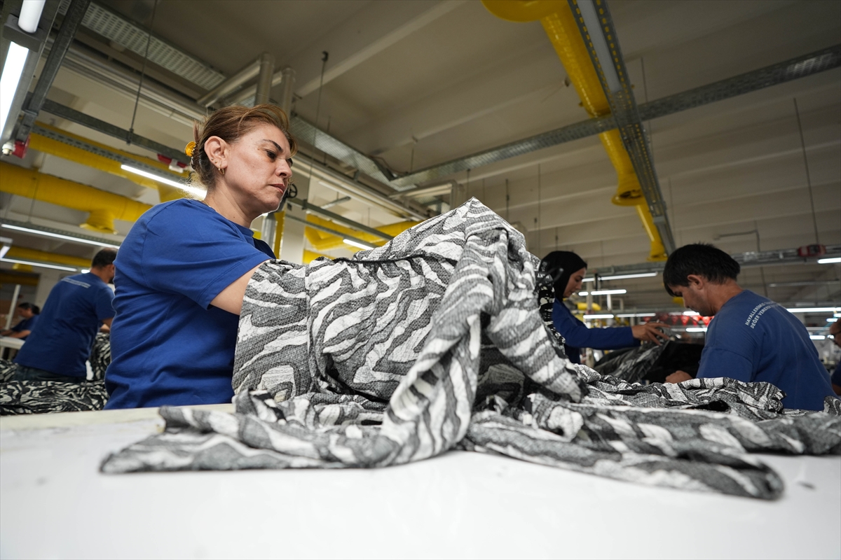 İzmirli tekstil firması yarışmayla aldığı genç modacıları sektöre kazandırıyor