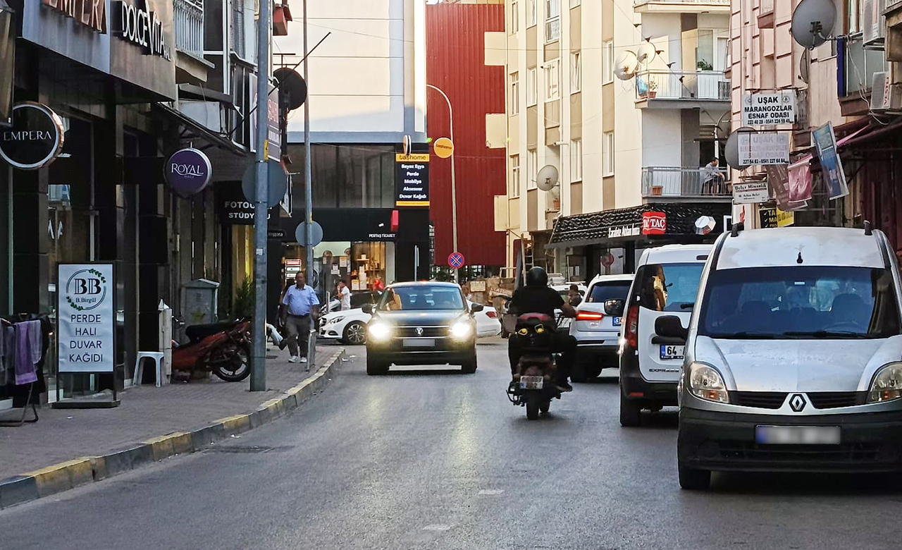 Uşak'ın Bitmeyen Trafik Çilesi..! "Köyden İndim Şehire"
