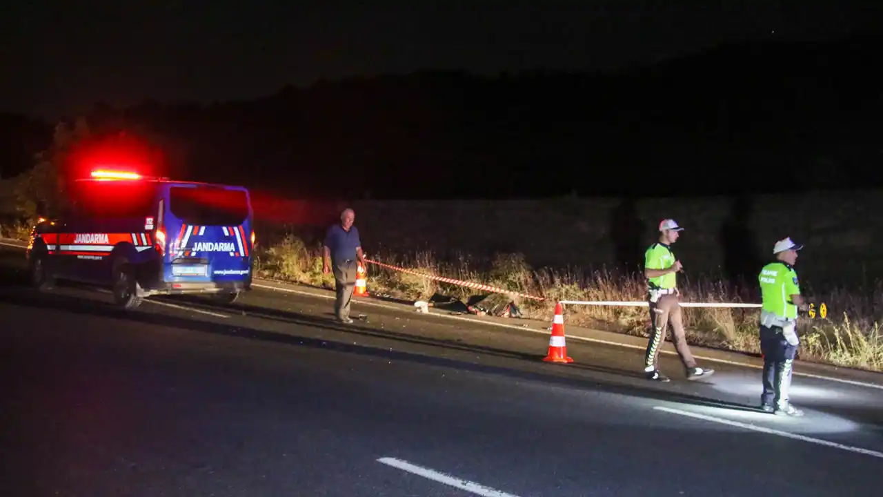Sarıgöl'de devrilen otomobildeki 2 kişi yaralandı