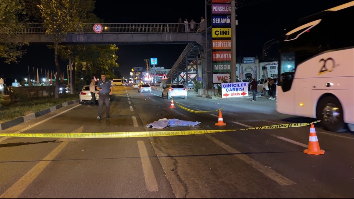 Kütahya'da otomobilin çarptığı iki kız kardeş oan Melike ve Mine Acar öldü
