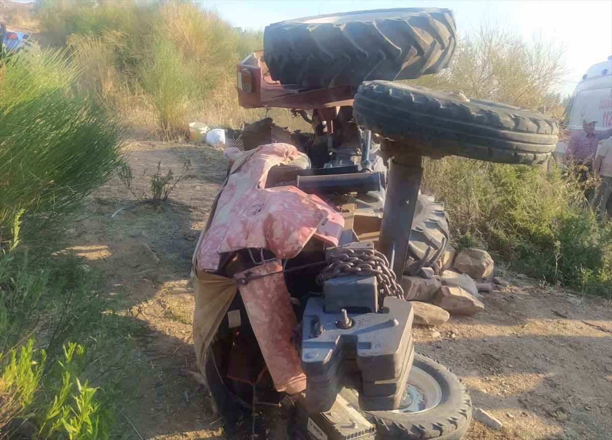 Aydın'da traktörün devrilmesi sonucu sürücü öldü, 3 kişi yaralandı