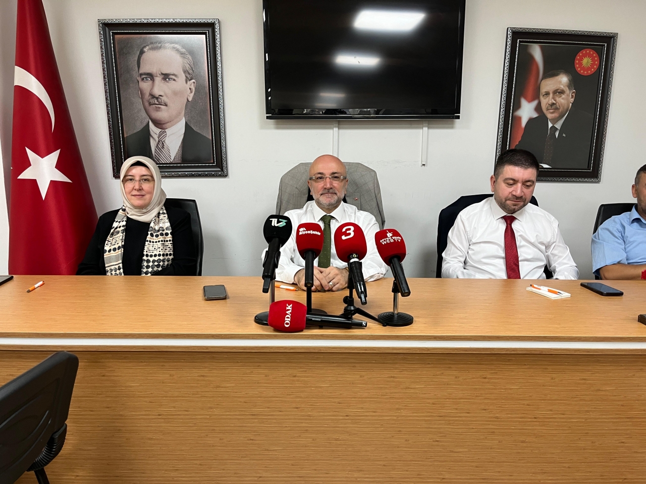 AK Parti Afyonkarahisar İl Başkanı Turgay Şahin basın toplantısı düzenledi